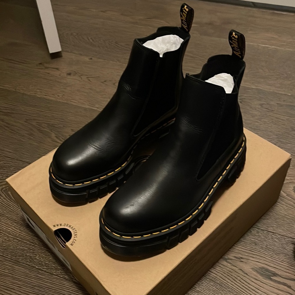 Womens Size 9 Dr Martens Chelsea Boot